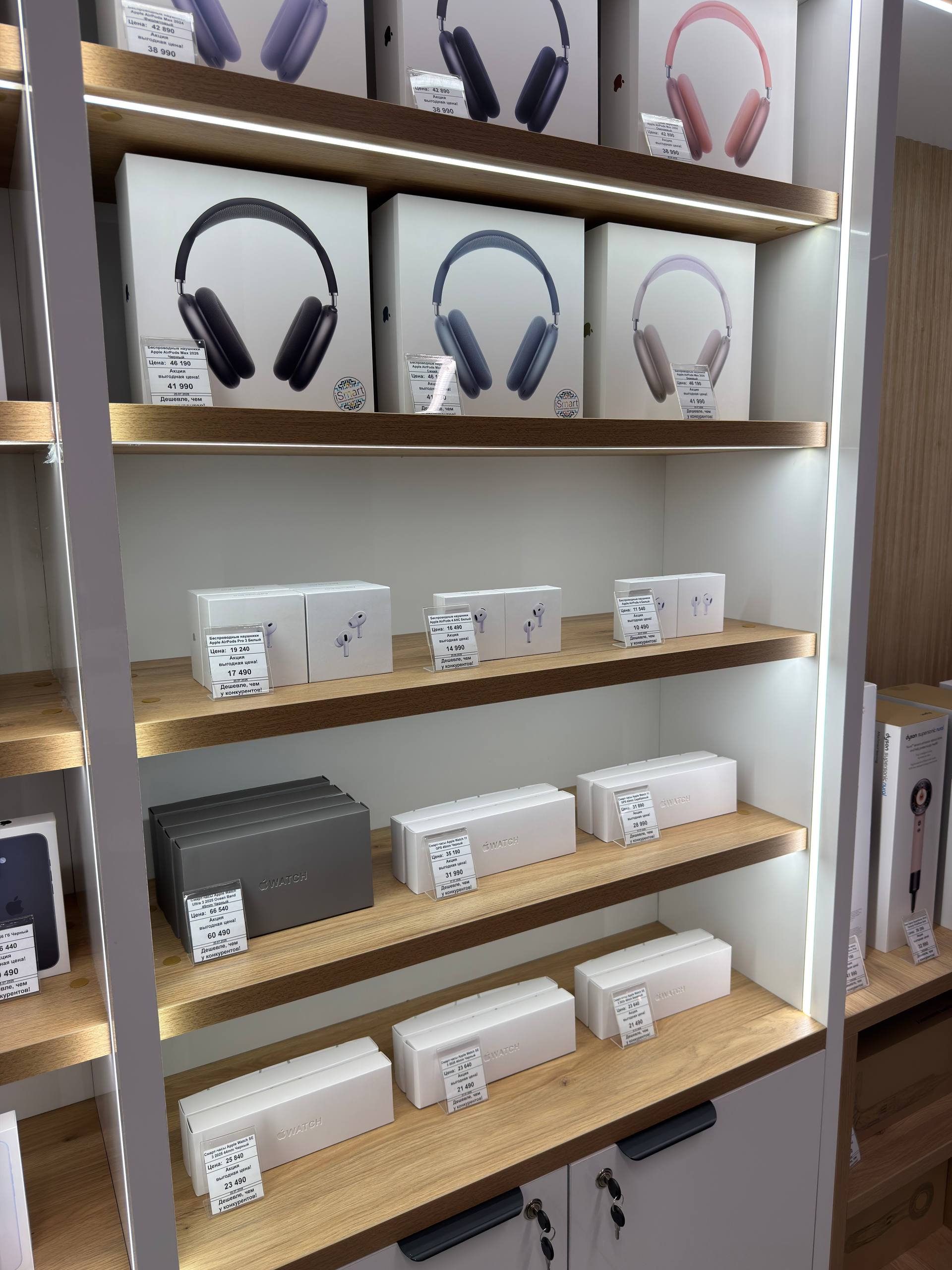 Витрина с AirPods Max, AirPods Pro и Apple Watch