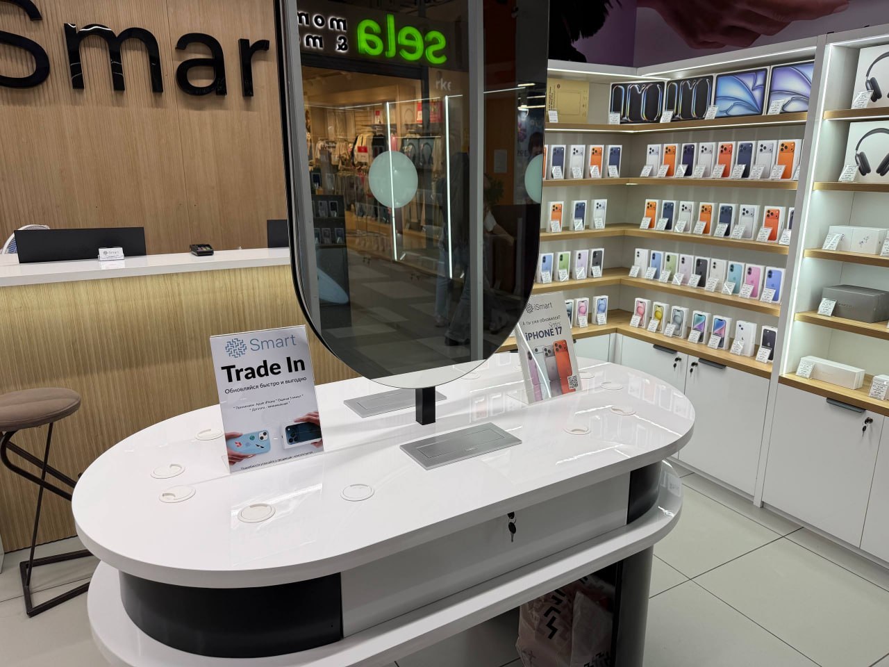 Стенды с техникой Dyson и акустикой JBL