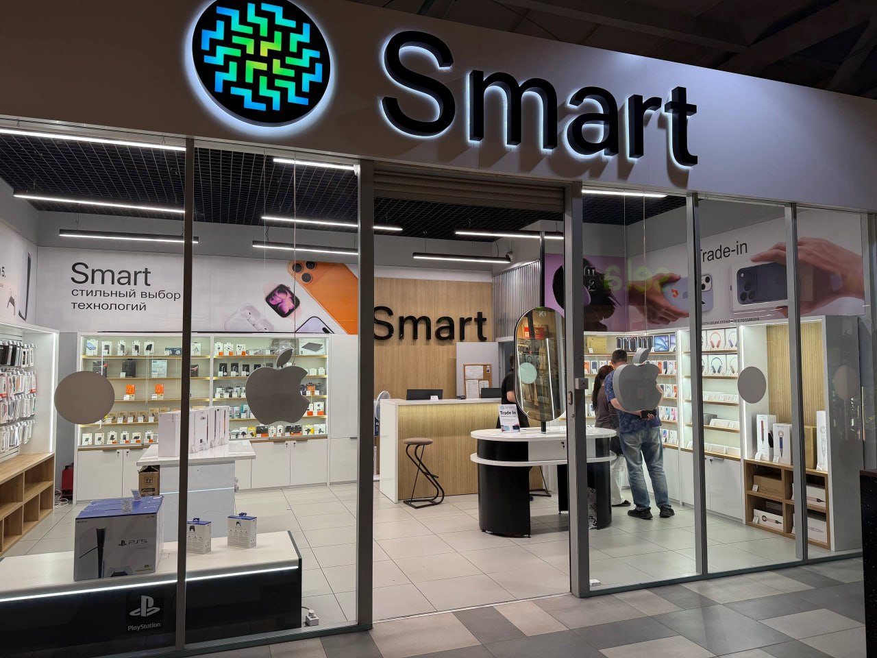 Фасад и вход в салон iSmart