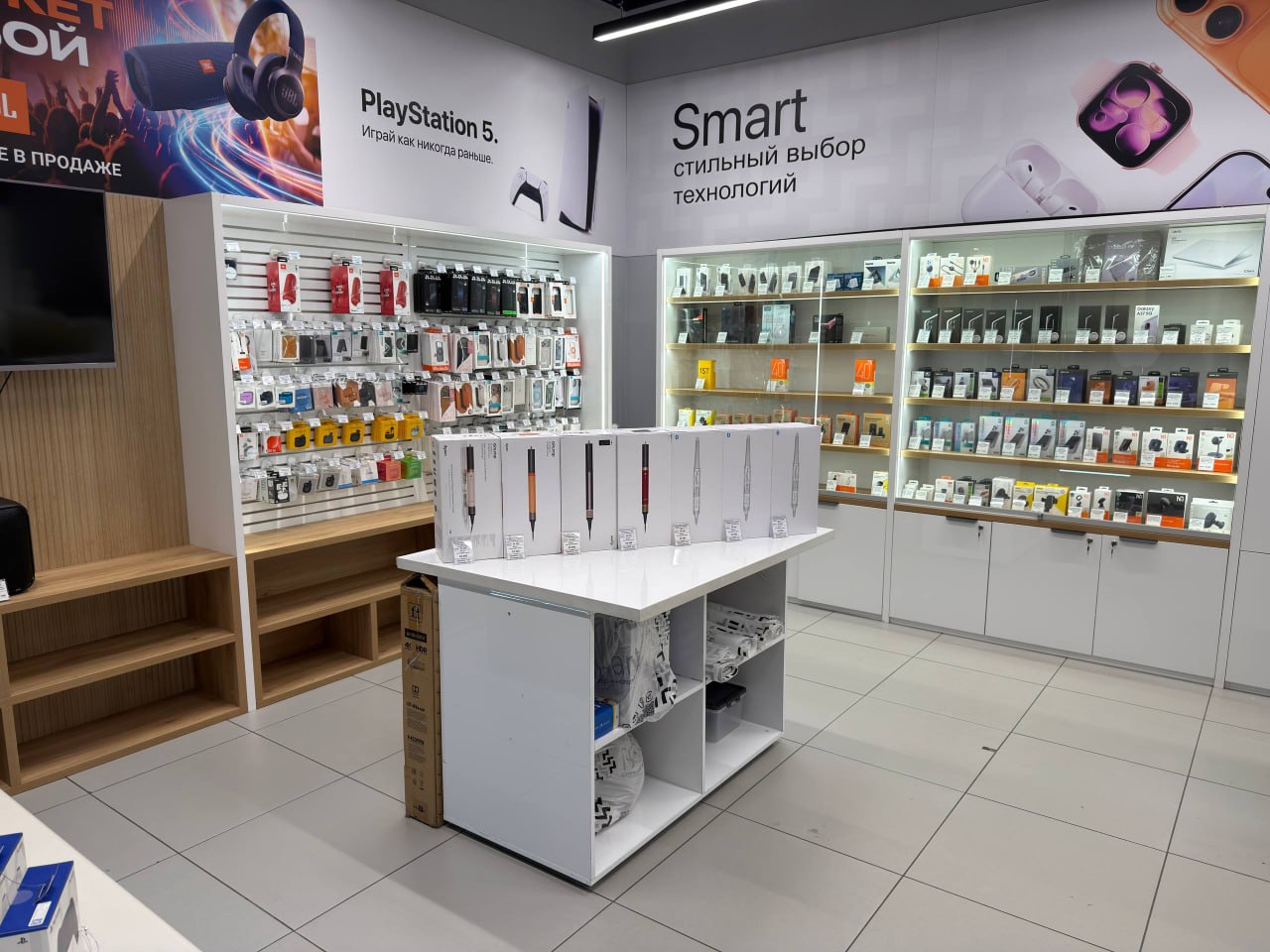 Витрины и вывеска салона iSmart