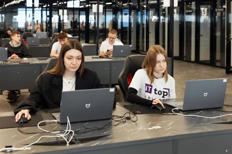 Студенты Академии ТОП за работой